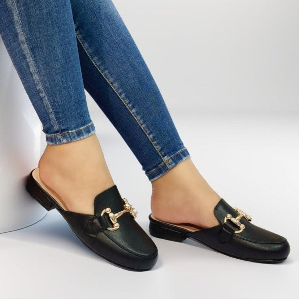 Mule Mocasín para Mujer con Apliques Dorados – Comodidad y Estilo Elegante - Tienda Serrano